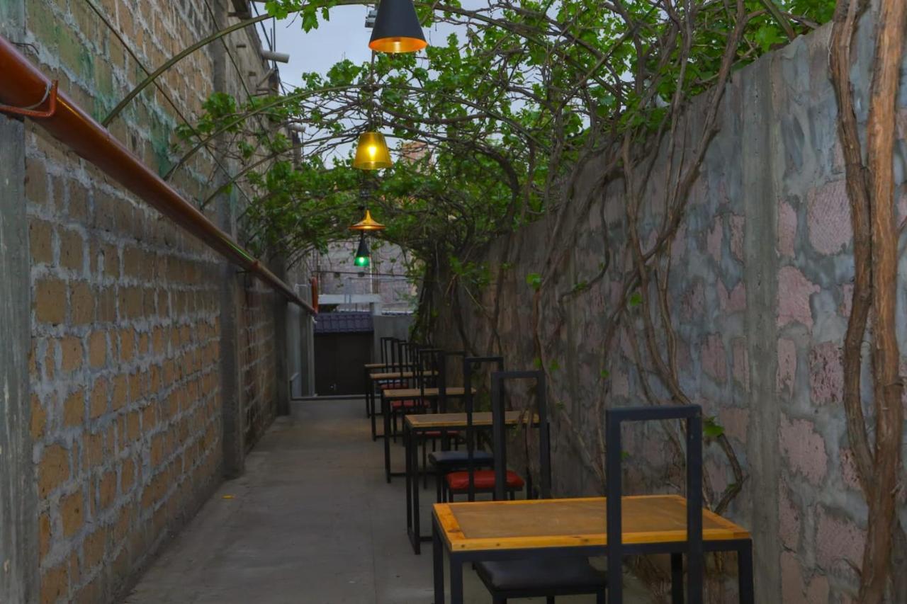 Puzzle Space Hostel Yerevan Bagian luar foto